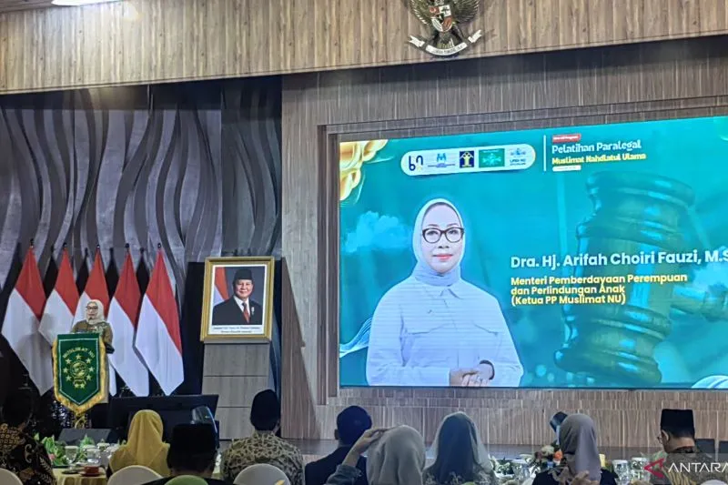 Menteri Pemberdayaan Perempuan dan Perlindungan Anak (PPPA) Arifah Fauzi saat menghadiri pelatihan paralegal nasional Muslimat Nahdlatul Ulama (NU) di Kementerian Hukum, Jakarta, Sabtu (14/6/2025). FOTO: dok. ANTARA/Melalusa Susthira K.