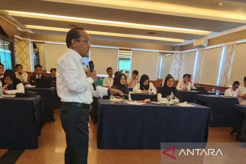 Asisten I Bidang Pemerintahan dan Kesejahteraan Rakyat Pemkot Banjarmasin Dr. Machli Riyadi saat menjadi pembicara pada kegiatan advokat muda Kalsel, di Banjarmasin, Senin (16/6/2025). (ANTARA/HO-Humas Pemkot Banjarmasin)