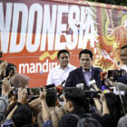 Ketua Umum PSSI Erick Thohir menyampaikan keterangan pers kepada awak media usai para pemain, pelatih, dan ofisial Timnas Sepak Bola Indonesia bertemu Presiden Prabowo di kediaman pribadi Presiden di Jalan Kertanegara, Jakarta, pada Jumat siang, 6 Juni 2025. (Foto: BPMI Setpres)