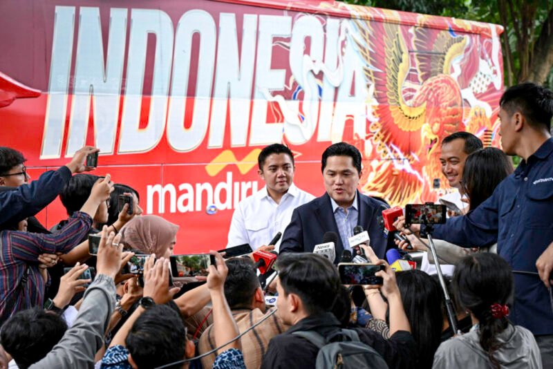 Ketua Umum PSSI Erick Thohir menyampaikan keterangan pers kepada awak media usai para pemain, pelatih, dan ofisial Timnas Sepak Bola Indonesia bertemu Presiden Prabowo di kediaman pribadi Presiden di Jalan Kertanegara, Jakarta, pada Jumat siang, 6 Juni 2025. (Foto: BPMI Setpres)