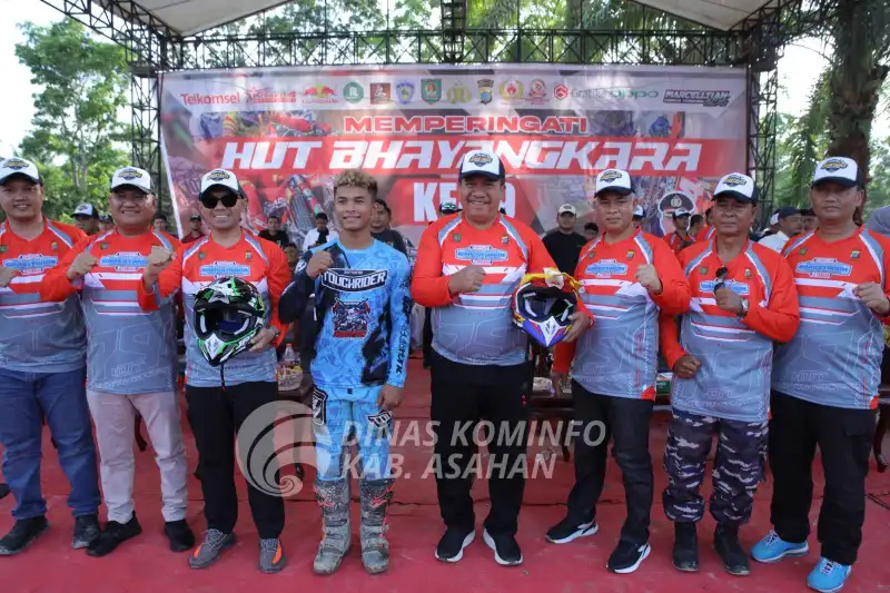 Bupati Asahan resmi menutup Kejurnas Grasstrack Region I A Sumatera Putaran I Tahun 2025, yang digelar di Sirkuit Permanen Pabrik Benang Kisaran, Kecamatan Kota Kisaran Barat, Minggu sore (08/06/2025). FOTO: dok. Diskominfo Pemkab Asahan.