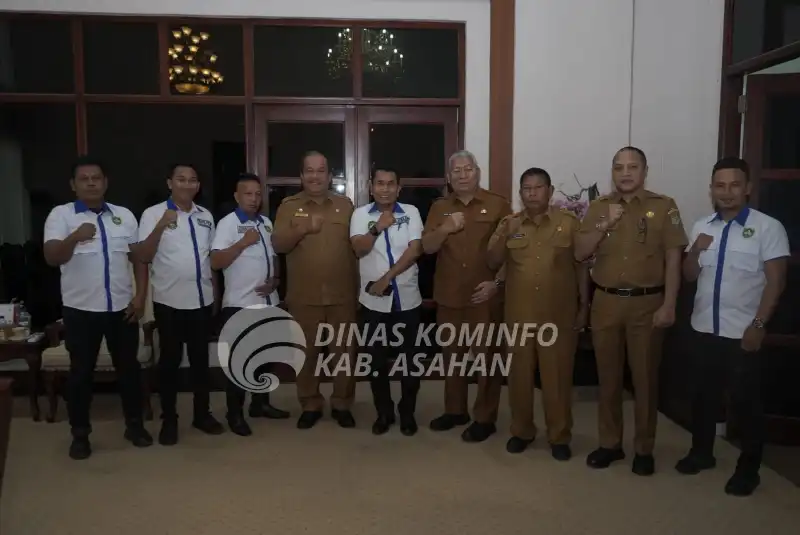 Bupati Asahan, Taufik Zainal Abidin Siregar, S.Sos., M.Si., menerima audiensi pengurus Persatuan Tinju Amatir Indonesia (Pertina) Kabupaten Asahan. Pertemuan membahas rencana pelaksanaan Kejurda Tinju Tahun 2025 yang akan berlangsung di GOR Rambate Rata Raya pada tanggal 25-30 Juni 2025 di ruang kerja Bupati Asahan pada Selasa (10/06/2025). FOTO: dok. Dinas Kominfo Kabupaten Asahan