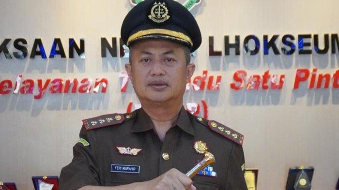 Kajari Lhokseunawe Feri Mupahir SHl, MH. Penyelidik Kejaksaan Negeri (Kejari) Lhokseumawe kini terus memintai keterangan sejumlah pihak dalam penyelidikan dugaan tindak pidana korupsi tata kelola kegiatan-kegiatan dalam Kawasan Ekonomi Khusus (KEK) Arun Lhokseumawe tahun 2018 - 2024. FOTO: IST