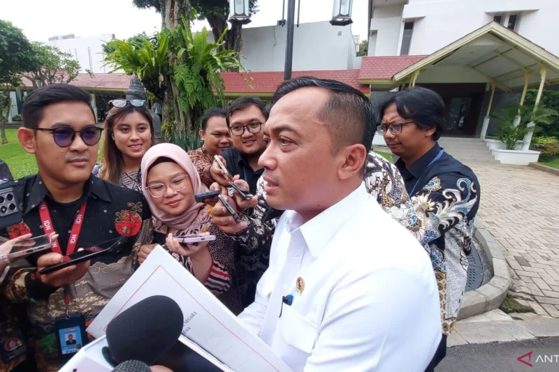Menteri Sekretaris Negara Prasetyo Jadi saat menyampaikan keterangan di kompleks Istana Kepresidenan RI, Jakarta, Selasa (10/6/2025). FOTO: dok. ANTARA/Andi Firdaus.