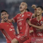 Pesepak bola Persija Jakarta Maman Abdurahman (kiri), Riko Simanjuntak (tengah) dan Dony Tri Pamungkas (kanan) melakukan selebrasi usai menang melawan PSS Sleman dalam lanjutan pertandingan Liga 1 di Stadion Utama Gelora Bung Karno, Jakarta, Sabtu (15/4/2023). Persija Jakarta mengalahkan PSS Sleman dengan skor 5-0. DOK. ANTARA FOTO/Galih Pradipta/aww.