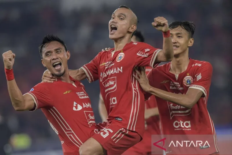 Pesepak bola Persija Jakarta Maman Abdurahman (kiri), Riko Simanjuntak (tengah) dan Dony Tri Pamungkas (kanan) melakukan selebrasi usai menang melawan PSS Sleman dalam lanjutan pertandingan Liga 1 di Stadion Utama Gelora Bung Karno, Jakarta, Sabtu (15/4/2023). Persija Jakarta mengalahkan PSS Sleman dengan skor 5-0. DOK. ANTARA FOTO/Galih Pradipta/aww.