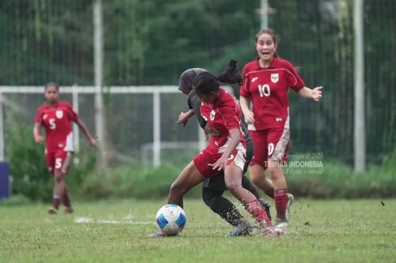 Timnas putri U19 berhasil lolos ke semifinal Piala AFF Putri U19, setelah menang 4-0 atas Malaysia pada laga terakhir Grup B di Stadion Phu Tho, Ho Chi Minh, Jumat (13/6/2025). (ANTARA/HO-X/@TimnasIndonesia/pri.)