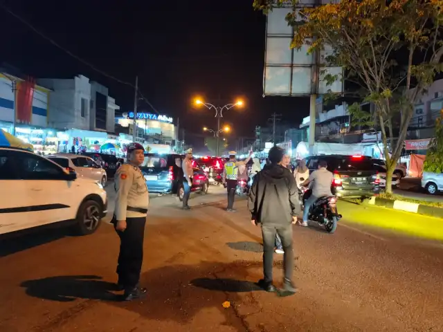 Dalam rangka menciptakan situasi kamtibmas yang aman dan kondusif menjelang Hari Raya Iduladha 1446 Hijriah, Polres Aceh Barat melaksanakan Kegiatan Rutin Yang Ditingkatkan (KRYD) berupa patroli dan razia penertiban knalpot brong, Kamis malam (5/6/2025). FOTO: dok. Polres Aceh Barat