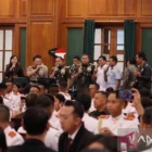 Kapolri Jenderal Pol. Listyo Sigit Prabowo dan Panglima TNI Jenderal TNI Agus Subiyanto kompak berduet menyanyikan lagu