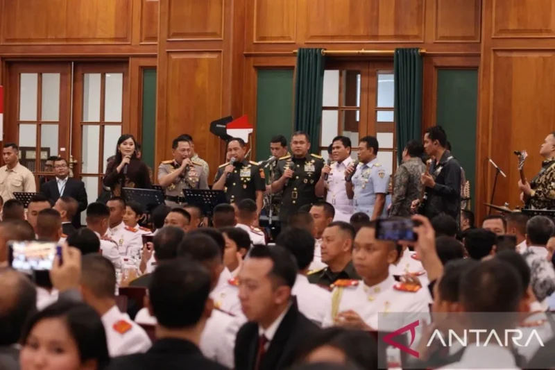Kapolri Jenderal Pol. Listyo Sigit Prabowo dan Panglima TNI Jenderal TNI Agus Subiyanto kompak berduet menyanyikan lagu 