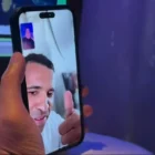 Manajer tim Persela Lamongan Fariz Julinar Maurisal saat video call dengan rekrutan striker baru Alberto Goncalves da Costa (Beto) untuk memperkuat Laskar Joko Tingkir di Liga 2 musim 2025/2026, Selasa (17/6/2025). (ANTARA/ HO-Doc. Fariz)
