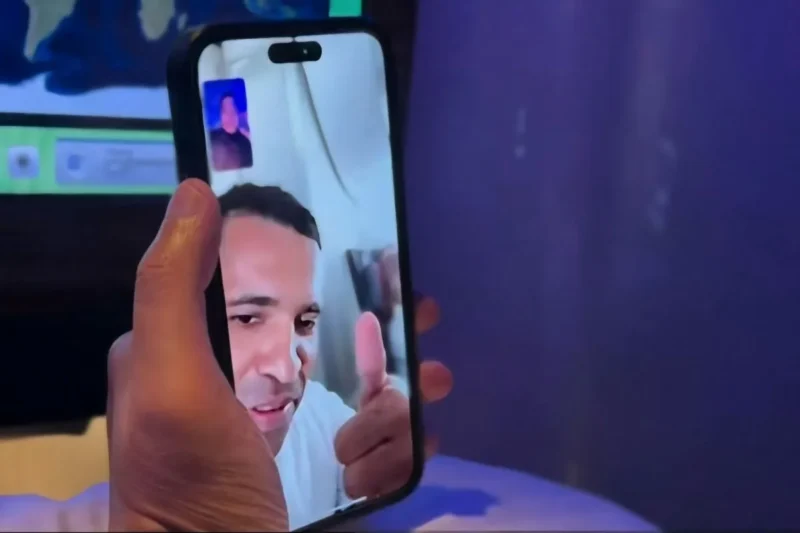 Manajer tim Persela Lamongan Fariz Julinar Maurisal saat video call dengan rekrutan striker baru Alberto Goncalves da Costa (Beto) untuk memperkuat Laskar Joko Tingkir di Liga 2 musim 2025/2026, Selasa (17/6/2025). (ANTARA/ HO-Doc. Fariz)
