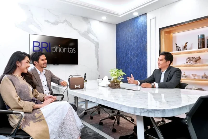 Ilustrasi - Nasabah prioritas mendapatkan layanan perbankan dari BRI. DOK. ANTARA/HO-BRI