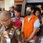 Eks Kapolres Ngada AKBP Fajar saat digiring keluar usai menjalani pemeriksaan oleh JPU Kejari Kota Kupang, Nusa Tenggara Timur, Selasa (10/6/2025). FOTO: dok. ANTARA/Kornelis