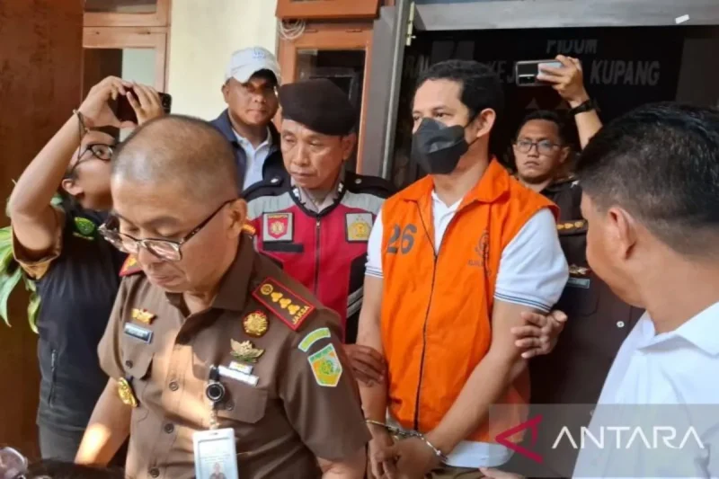 Eks Kapolres Ngada AKBP Fajar saat digiring keluar usai menjalani pemeriksaan oleh JPU Kejari Kota Kupang, Nusa Tenggara Timur, Selasa (10/6/2025). FOTO: dok. ANTARA/Kornelis