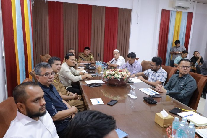 Bupati Aceh Besar H. Muharram Idris, didamppingi Kepala OPD melakukan pertemuan dengan PT. Pertamina Geothermal TBK dengan PT. PEMA di Gedung Dekranasda Aceh Besar, Gampong Gani, Kecamatan Ingin Jaya, Selasa (24/06/202. FOTO: IST