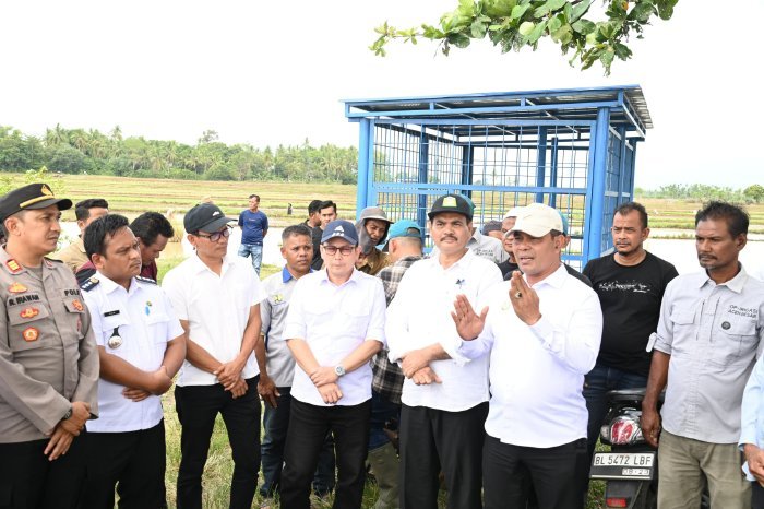Bupati Aceh Besar, H Syech Muharram Idris menyampakan arahan saat meninjau irigasi are persawahan di Gampong Atong, Kecamatan Montasik, Aceh Besar, Rabu (25/06/2025). FOTO: IST