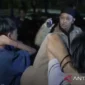Kepala Unit I Reskrim Polsek Panakukang Ipda Subhan (tengah) menginterogasi sejumlah remaja laki-laki dan perempuan diduga kumpul kebo usai digerebek berada di dalam bangunan tua bekas wisma, di Jalan Prof Basalamah, Eks Racing Center, Kecamatan Panakukang, Makassar, Sulawesi Selatan. dok. ANTARA/Darwin Fatir.