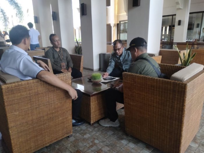 Petugas Satpol PP dan WH Aceh Besar memberikan teguran terhadap manajemen hotel, di Darul Imarah, Aceh Besar, Selasa (24/6/2025) siang.
