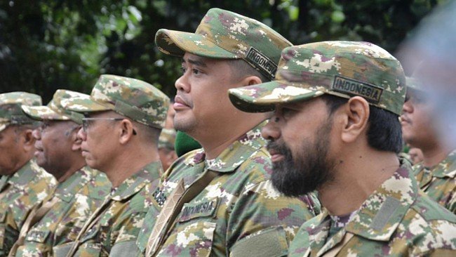 Gubernur Aceh Muzakir Manaf (kanan) berdampingan dengan Gubernur Sumatera Utara Bobby Nasution (kedua kanan).