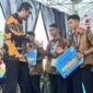 SERAHKAN HADIAH - Kadisdik Aceh, Marthunis menyerahkan hadiah kepada siswa dari SMK Aceh Tamiang yang memperoleh juara satu pada LKS ke-33 tingkat provinsi tahun 2025 di Meulaboh, Aceh Barat.