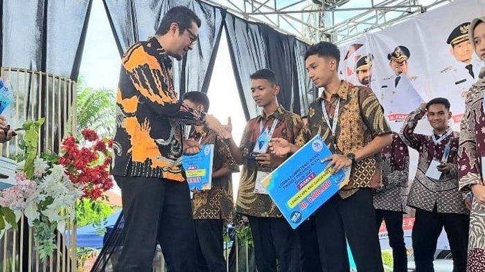 SERAHKAN HADIAH - Kadisdik Aceh, Marthunis menyerahkan hadiah kepada siswa dari SMK Aceh Tamiang yang memperoleh juara satu pada LKS ke-33 tingkat provinsi tahun 2025 di Meulaboh, Aceh Barat.
