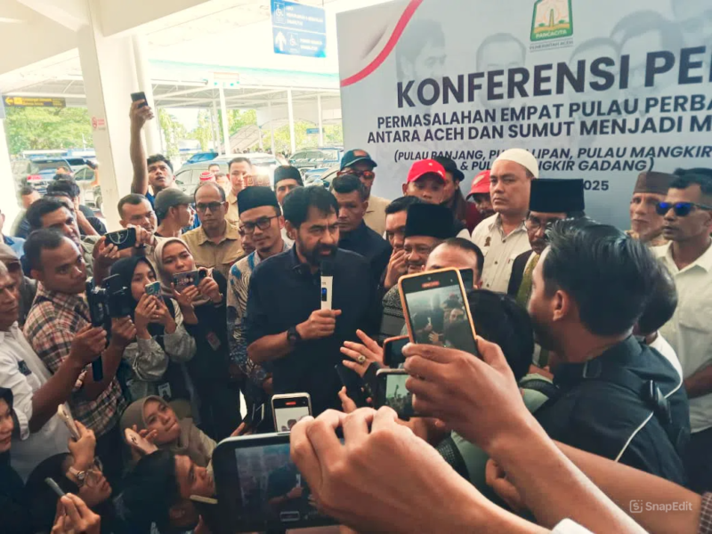 Sampai di Bandara SIM, Gubernur Aceh, Muzakir Manaf, atau akrab dipanggil Mualem menggelar konferensi pers terkait polemik sengketa empat pulau di Aceh Singkil, pada Rabu, 18 Juni 2025. FOTO: ANSHORI/acehnow.com