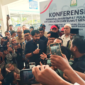Sampai di Bandara SIM, Gubernur Aceh, Muzakir Manaf, atau akrab dipanggil Mualem menggelar konferensi pers terkait polemik sengketa empat pulau di Aceh Singkil, pada Rabu, 18 Juni 2025. FOTO: ANSHORI/acehnow.com