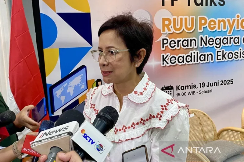Anggota Komisi I DPR RI Nurul Arifin menjawab pertanyaan wartawan di ANTARA Heritage Center, Pasar Baru, Jakarta, Kamis (19/6/2025). dok. ANTARA/Fath Putra Mulya/aa.