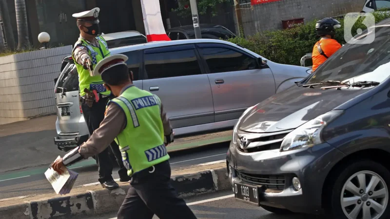 Polisi menghentikan kendaraan di kawasan Fatmawati, Jakarta, Senin (10/8/2020). Ditlantas Polda Metro Jaya kembali menerapkan sanksi tilang terhadap kendaraan roda empat yang melanggar peraturan ganjil genap di masa Pembatasan Sosial Berskala Besar (PSBB) transisi. FOTO IST.