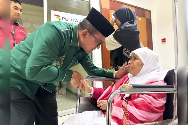 Kakanwil Kemenag Aceh, Azhari saat menjemput Nadian Risyat Mahmud (78 tahun) jemaah haji Aceh yang sebelumnya dirawat di Makkah. Dok. Kemenag Provinsi Aceh