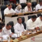 Menteri Pertanian Andi Amran Sulaiman (ketiga kiri) berbicara dalam Rapat Kerja dengan Komisi IV DPR RI di Kompleks Parlemen, Jakarta, Rabu (4/12/2024). dok. ANTARA/Martha Herlinawati Simanjuntak/am.