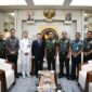 Sekretaris Jenderal Kementerian Pertahanan Republik Indonesia (Sekjen Kemhan RI) Letjen TNI Tri Budi Utomo menerima kunjungan kehormatan Kuasa Usaha Ad Interim Kedutaan Besar Korea Selatan untuk Indonesia, H.E. Mr. Park Soo-Deok, di ruang kerja Sekjen RI pada Selasa, (15/7/2025). dok. Biro Infohan Setjen Kemhan