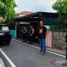 Komisi Pemberantasan Korupsi (KPK) melakukan penggeledahan di kediaman pribadi Pelaksana Tugas Kepala Dinas PUPR Mandailing Natal Elpianti Harahap di Kecamatan Panyubungan, Kabupaten Mandailing Natal, Sumatera Utara, Jumat (4/7/2025). dok. ANTARA/Holik