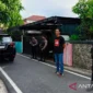 Komisi Pemberantasan Korupsi (KPK) melakukan penggeledahan di kediaman pribadi Pelaksana Tugas Kepala Dinas PUPR Mandailing Natal Elpianti Harahap di Kecamatan Panyubungan, Kabupaten Mandailing Natal, Sumatera Utara, Jumat (4/7/2025). dok. ANTARA/Holik