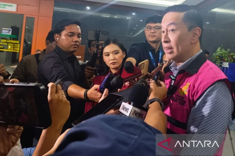 Menteri Perdagangan periode 2015–2016 Thomas Trikasih Lembong (Tom Lembong) saat ditemui di sela sidang pemeriksaan terdakwa di Pengadilan Tipikor Jakarta, Selasa (1/7/2025). dok. ANTARA/Agatha Olivia Victoria