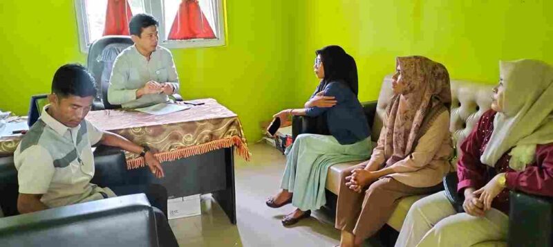 Kepala BPJS kesehatan Simeulue M.Irdiansah saat memberikan arahan kepada staf UPTD Puskesmas Simeulue Tengah. (Foto: Agus Muliadi/Acehnow)