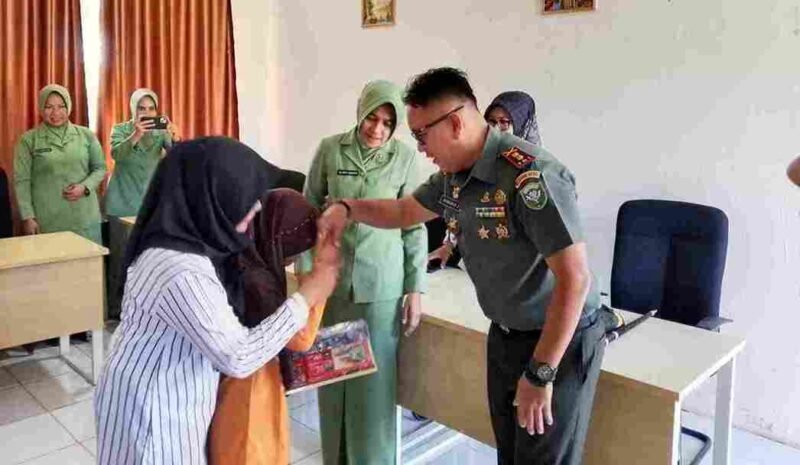 Dandim 0115 Simeulue didampingi Ketua Persit Kartika Chandra Kirana saat memberikan buku tulis.(Foto:AgusMuliadi/Acehnow).