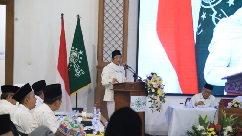 Menteri Agama Nasaruddin Umar menjadi narasumber dalam kegiatan Pendidikan Pengembangan Wawasan Keulamaan (PPWK) yang diselenggarakan Pengurus Besar Nahdlatul Ulama (PBNU)yang digelar di Yayasan Pondok Pesantren Miftachussunnah, Surabaya, Kamis (17/7/2025). dok. Hilman Fauzi/Kemenag RI