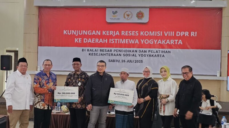 DPR Serahkan Bantuan Rumah Ibadah dan Inkubasi Bisnis Pesantren di Yogyakarta. Foto: Mega Halimah/Kemenag RI