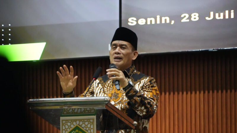 Wamenag memberikan pengarahan di hadapan ASN Kemenag Mojokerto, Senin (28/7/2025). dok. Kemenag RI