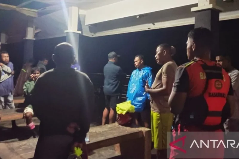 Tim SAR gabungan dari Pos SAR Tual dibantu masyarakat menyerahkan korban ke rumah sakit setelah mengevakuasi 12 orang yang tenggelam akibat longboat mereka terbalik di perairan Maluku Tenggara pada Selasa, (1/7), mengakibatkan dua mahasiswa KKN asal UGM Yogyakarta meninggal dunia. dok. ANTARA/HO-Basarnas Ambon.