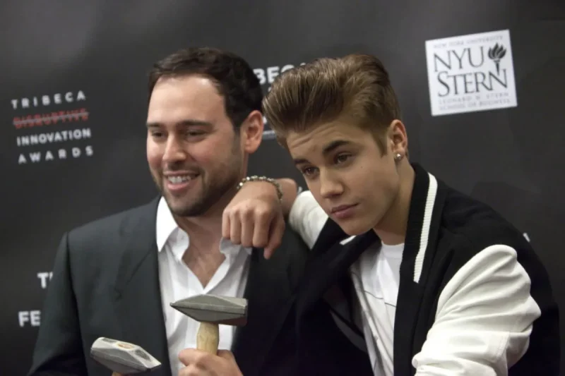 Arsip Foto - Scooter Braun bersama Justin Bieber dalam acara Tribeca Film Festival di New York pada 27 April 2012. (REUTERS/Andrew Kelly)