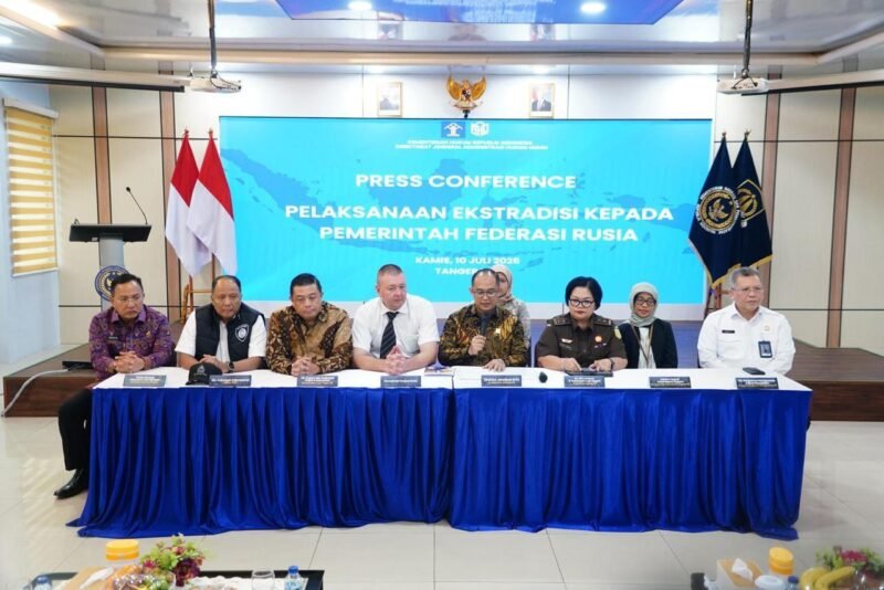 Pemerintah Republik Indonesia secara resmi telah menyerahkan warga negara Federasi Rusia, Alexander Vladimirovich Zverev alias Aleksandr Vladimirovich Zverev alias Aleksandr Zverev (AVZ) kepada Pemerintah Federasi Rusia, pada Kamis, 10 Juli 2025. dok. kemenkum.go.id