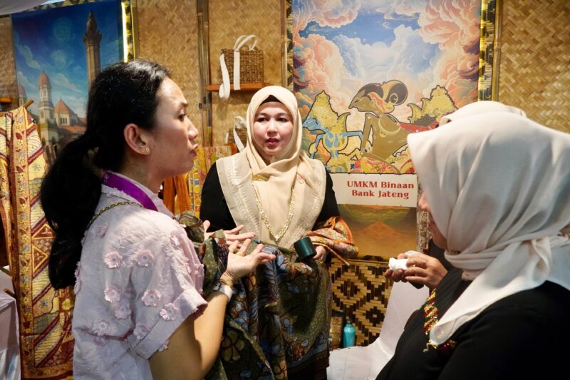 Ketua Dekranasda Aceh Besar, Ny. Hj. Rita Mayasari mengunjungi stand-stand pameran kerajinan pada puncak perayaan HUT ke-45 Dewan Kerajinan Nasional (Dekranas) yang berlangsung di Balikpapan Sport and Convention Center (BSCC) Dome, Kalimantan Timur, Rabu (09/07/2025). Foto: Dok. MC Aceh Besar