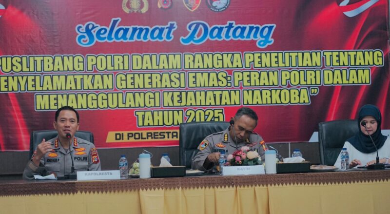 Kombes Pol Joko Heri Purwono Memberi sambutan pada acara Penelitian dan Pengembangan (Puslitbang) Polri ke Polresta Banda Aceh pada Senin (14/7/2025). Foto: Dok. Humas Polresta Banda Aceh