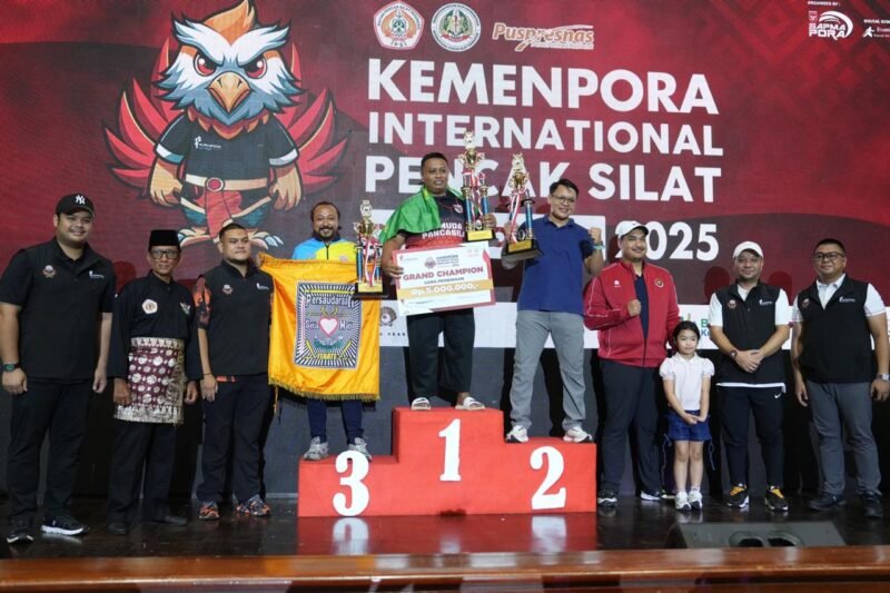 Menteri Pemuda dan Olahraga Republik Indonesia (Menpora RI) Dito Ariotedjo, menyampaikan apresiasinya untuk Kejuaraan Pencak Silat bertajuk 'Kemenpora International Pencak Silat Championship 2025'. Hal itu Menpora Dito sampaikan usai memberikan medali pada penutupan kejuaraan di Padepokan Pencak Silat TMII, Jakarta, Minggu (13/7) petang. (foto:Herry/kemenpora.go id)