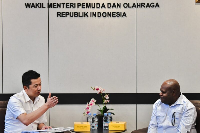 Wakil Menteri Pemuda dan Olahraga Republik Indonesia (Wamenpora RI) Taufik Hidayat menerima audiensi Bupati Dogiyai, Yudas Tebai bersama jajarannya di Kantor Kemenpora, Jakarta, Rabu (16/7).(foto:Andre/kemenpora.go.id)