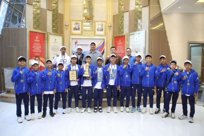 Menteri Pemuda dan Olahraga Republik Indonesia (Menpora RI) Dito Ariotedjo, didampingi Wamenpora Taufik Hidayat menerima audiensi Akademi Persib Cimahi (APC) Boys All Stars U-13. Dok. raiky/kemenpora.go.id