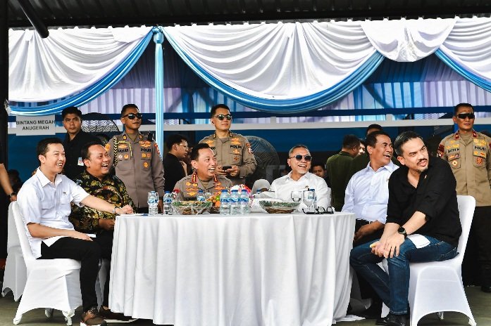 Mewakili Menteri Pemuda dan Olahraga Republik Indonesia (Menpora RI) Dito Ariotedjo, Wakil Menteri Pemuda dan Olahraga Republik Indonesia (Wamenpora RI), Taufik Hidayat, menunjukkan dukungannya dengan ikut serta dalam sesi tembak ekshibisi di Kejuaraan Kapolri Cup Shooting Championship 2025.(foto:dok/humas kapolri)